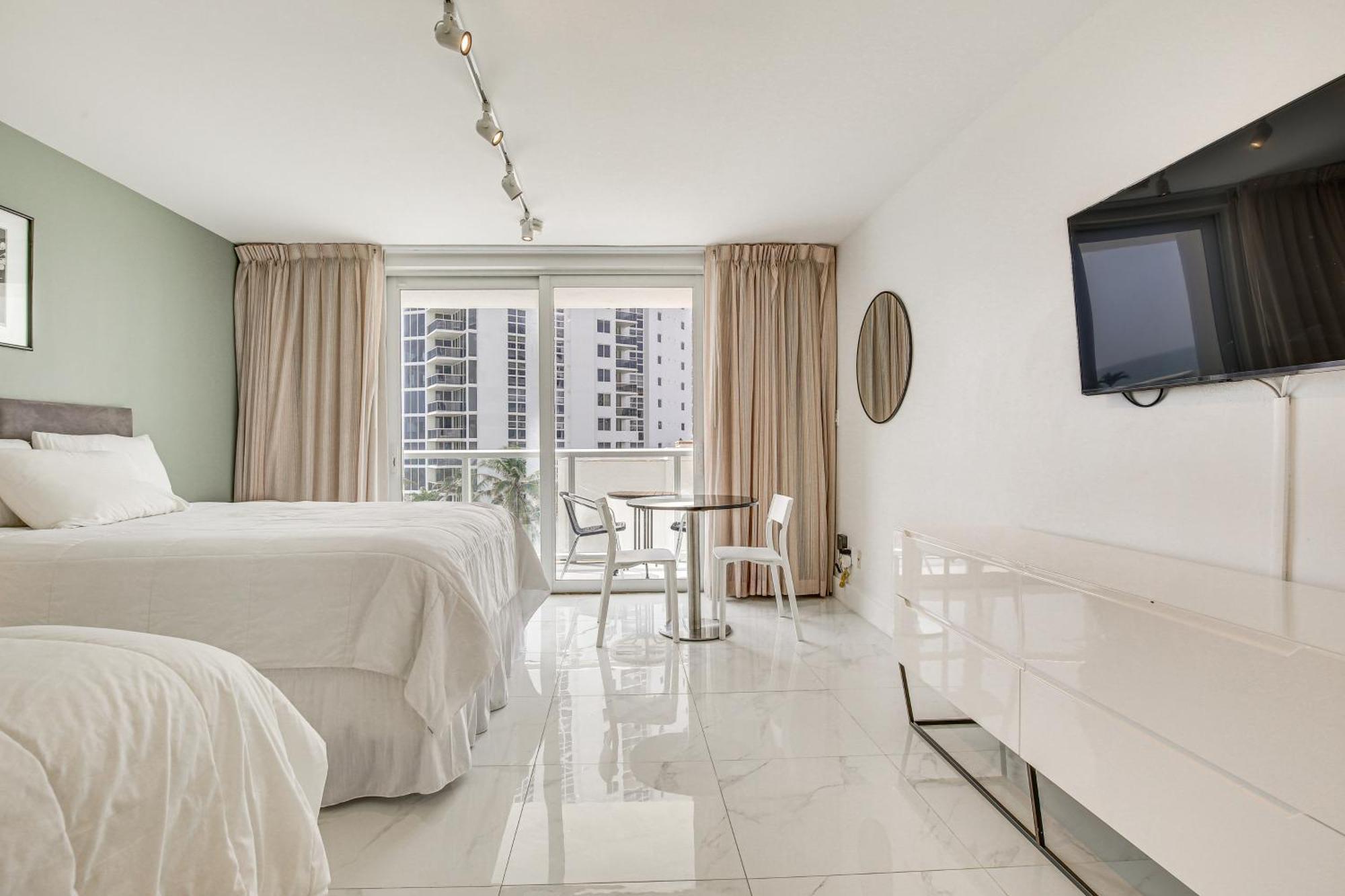 Sunny Isles Beach Resort Studio With Ocean Views Extérieur photo